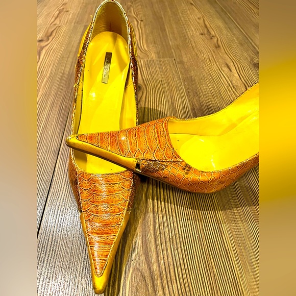 Gorgeous sleek Michael Antonio yellow pointed ‘snakeskin’ stiletto 3” heels - Picture 11 of 12